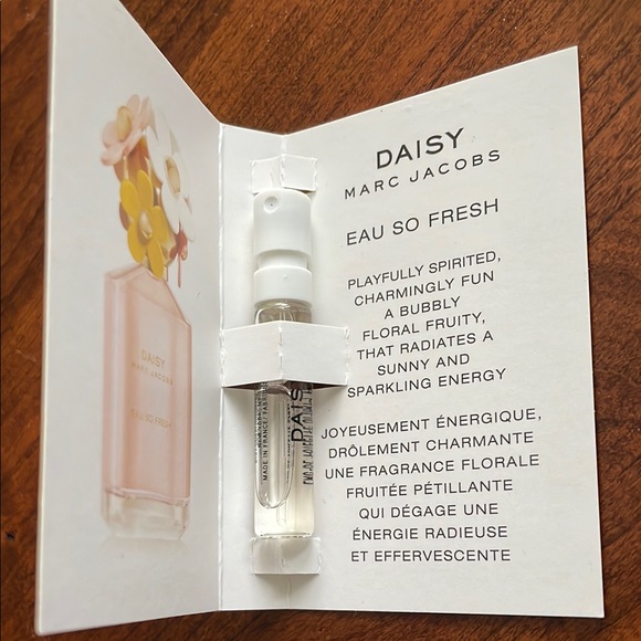 Marc Jacobs Daisy Eau So Fresh Fragrance Sample 0.04oz - Picture 4 of 4